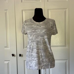🌸 3 for $12 Gap Camouflage Tee